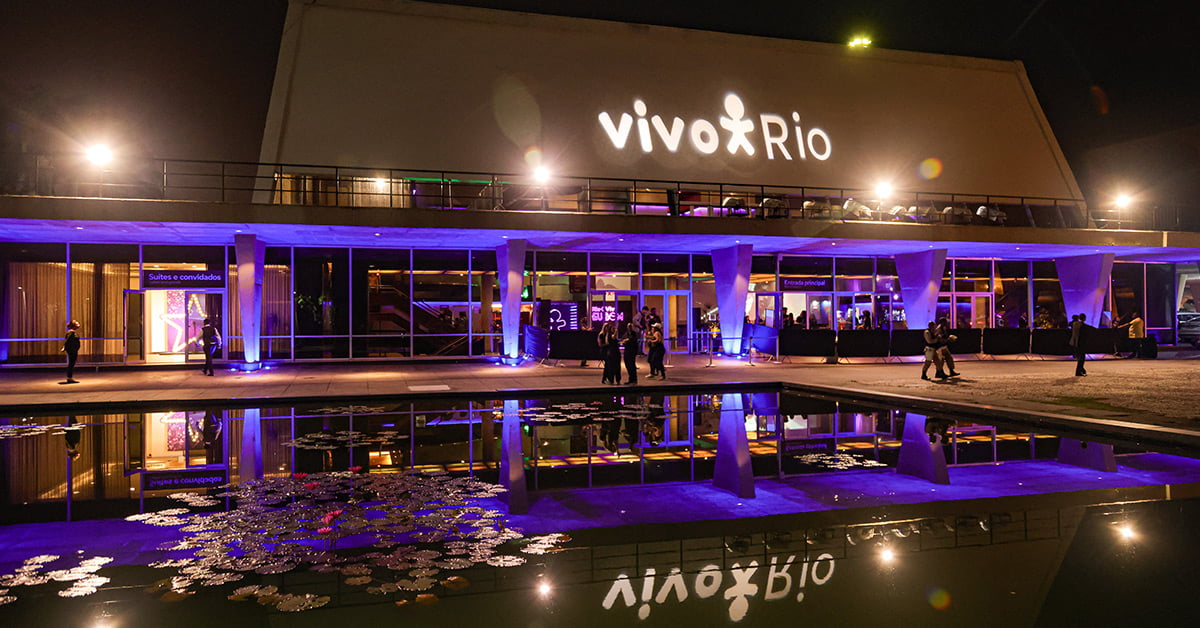 Fachada iluminada do Vivo Rio, no Aterro do Flamengo